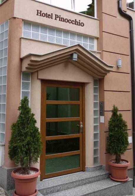 Hotel Pinocchio Pristina Exteriör bild