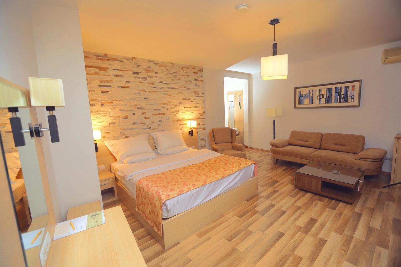 Hotel Pinocchio Pristina Exteriör bild