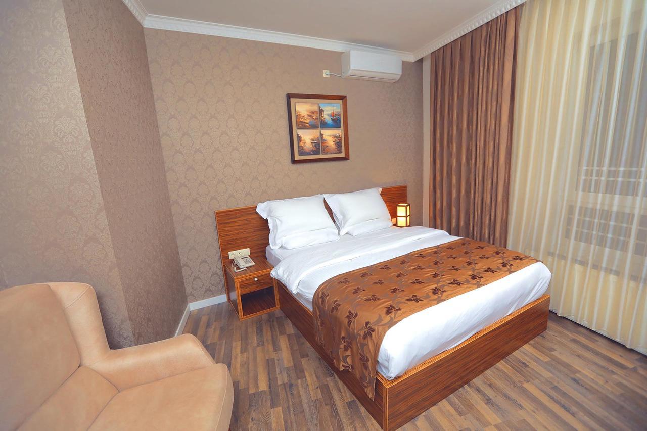 Hotel Pinocchio Pristina Exteriör bild