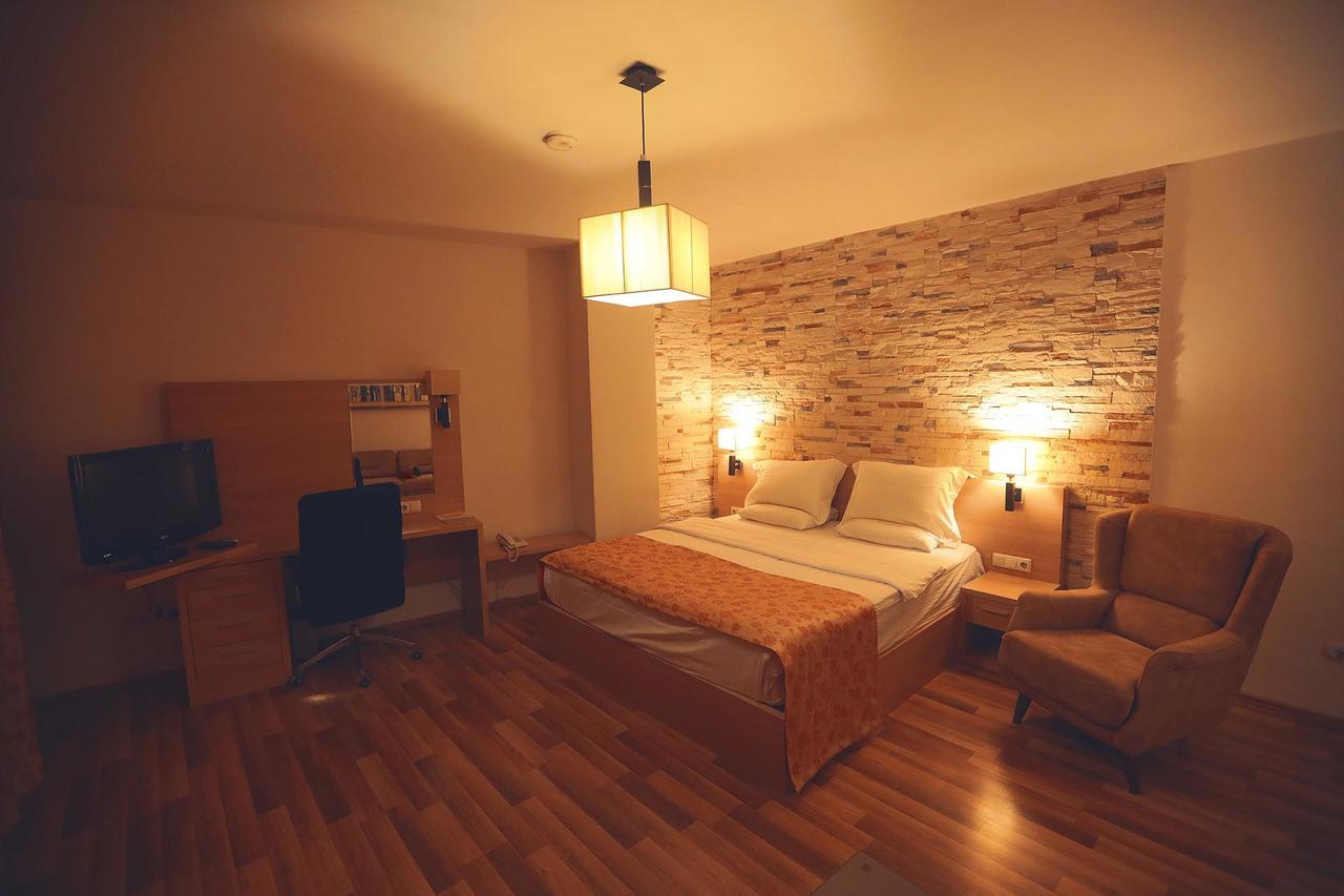 Hotel Pinocchio Pristina Exteriör bild