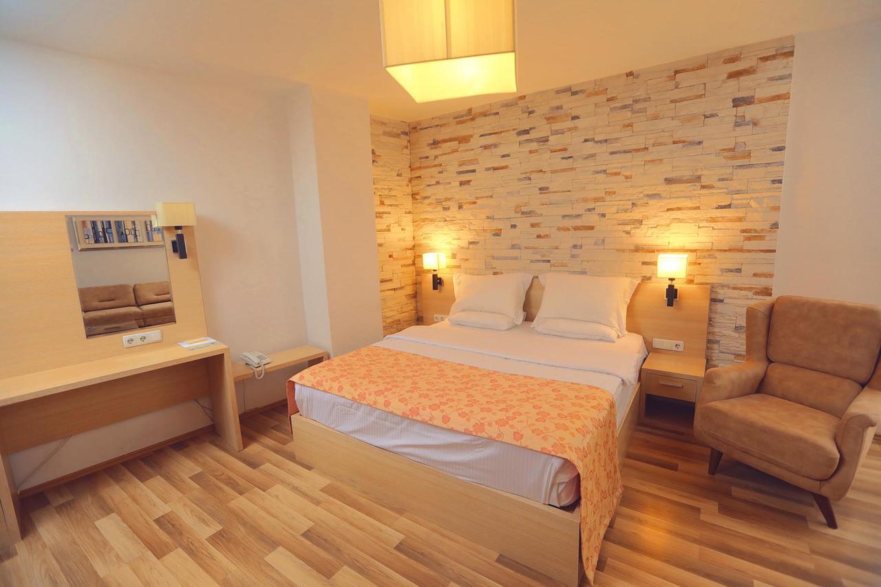 Hotel Pinocchio Pristina Exteriör bild